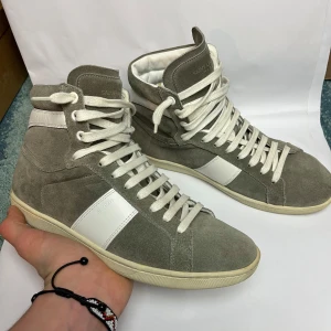 Saint Laurent High Tops - Saint Laurent high tops i en eftertraktad färg | Storlek 39.5, passar 40+!