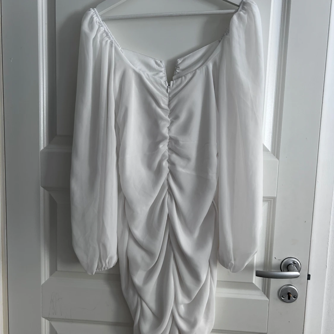 Vit klänning med v-ringning - 3