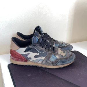 Valentino Rockrunners - Tja säljer nu mina rockrunners i okej skick. Dom är välanvända, men har inga tydliga defekter! Dock har dom mkt kvar att ge! Självklart äkta✅Storlek 40 kan passa 41 🙌🏻 Om du har frågor, tveka inte att höra av dig! Kan mötas upp i Stockholm 📍 