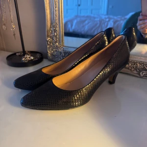 Svarta pumps klackar - Fina pumps klackar ifrån Clou som sitter stadigt på foten! 