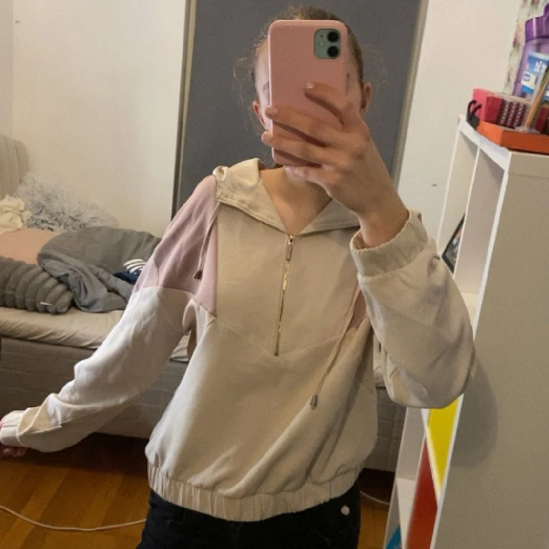 Vit och rosa hoodie från Amisu