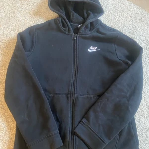 Zip Hoodie från Nike  - Fin hoodie ifrån nike i storlek 147-158, helt ok skick kontakta gärna mig vid frågor!
