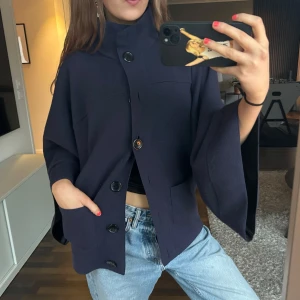 Mörkblå cape - Svin snygg cape/kappa i 50% ull. Mycket bra skick och passar perfekt nu till våren 💛