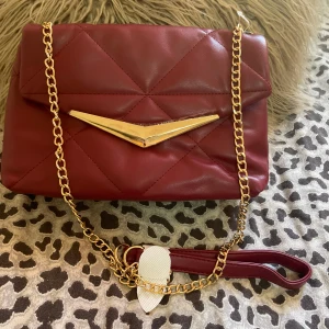 Röd finväska  - Röd helt oanvänd väska, vet ej vart den är ifrån då jag fick den i födelsedags present.