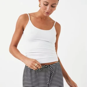 helt nytt linne gina tricot - Säljer ett helt nytt linne som tyvärr inte passade när jag fick hem det, men glömde lämna tillbaka. Bara provat likadant linne i svart, så förpackningen är helt oöppnad