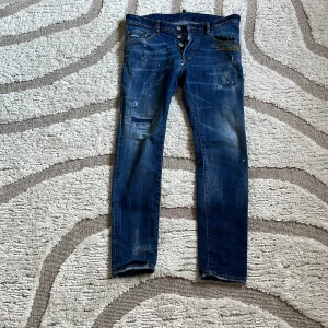 Blå jeans från Dsquared2 - Dsquared jeans, äkta ganska gamla använder inte längre så tänkte sälja dom. Pris kan diskuteras. Jag svarar på alla frågor och bara fråga om några speciella bilder eller så.