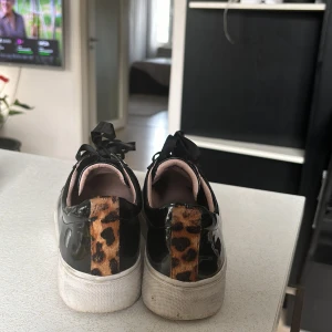 Svarta skor från K.cobler - Skor från K.cobler med leopard detalj, bra skick o sjukt snygga men använder ej längre