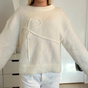 Vit stickad tröja med rosett - Så fin!!