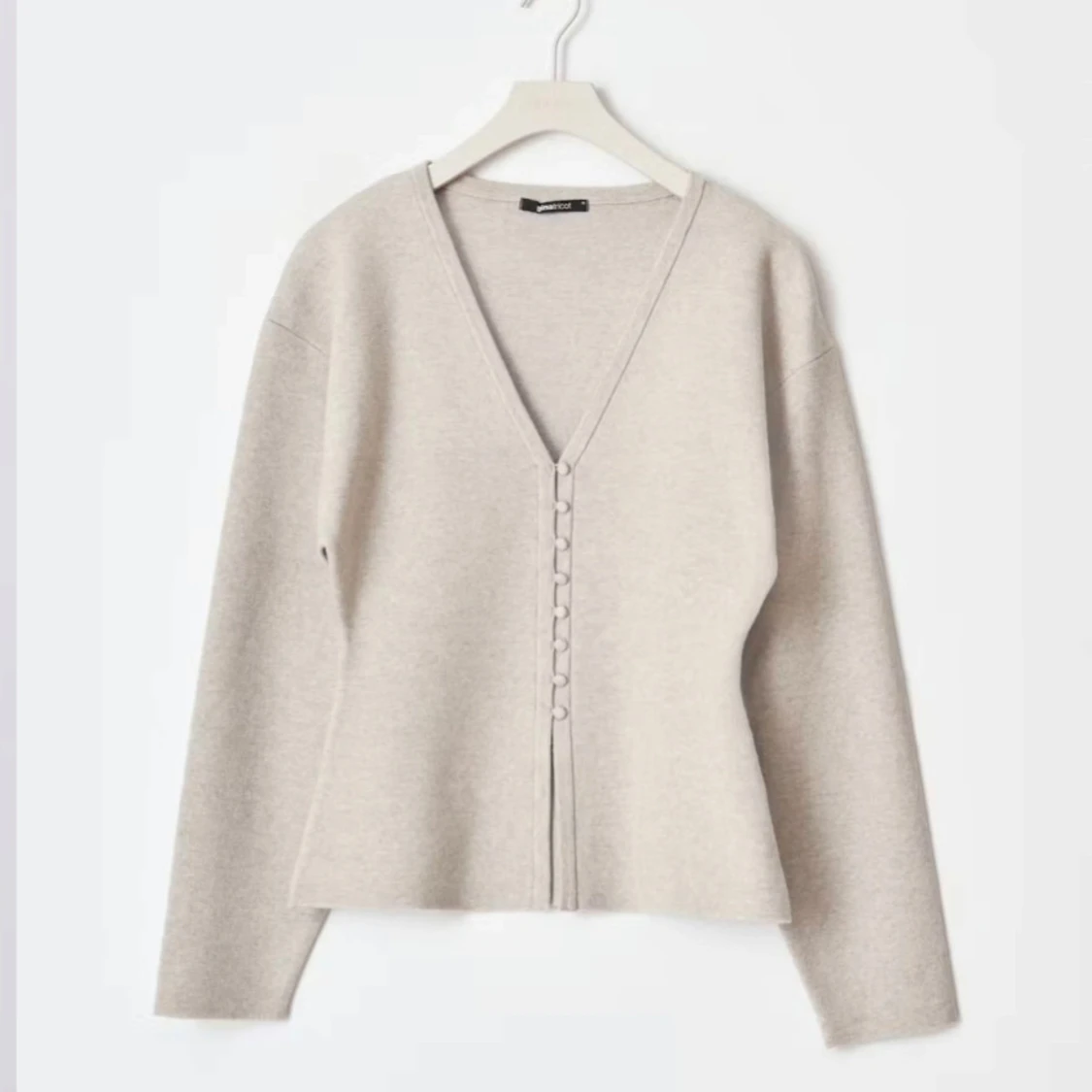 Beige kofta med knappar