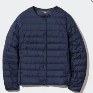 Mörkblå dunjacka från Uniqlo - Säljer min Uniclo jacka i s! Super fin och inga defekter 