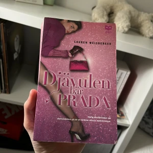 Djävulen bär Prada - Säljer boken 'Djävulen bär Prada' av Lauren Weisberger. En fängslande berättelse om Andrea Sachs som får jobb som assistent åt en krävande chefredaktör på en stor modetidning. Perfekt för dig som älskar mode och drama!