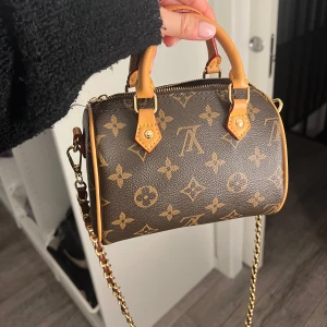 Brun monogram handväska med kedja - snygg brun handväska med guldfärgad kedja. Perfekt för att ge din outfit en lyxig touch. Tillköpt kedja. Pris går att diskutera💞