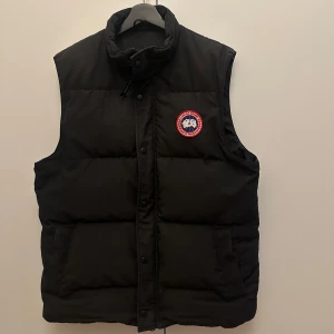 Svart dunväst från Canada Goose - Säljer en svart dunväst från Canada Goose strl L kvitto finns 