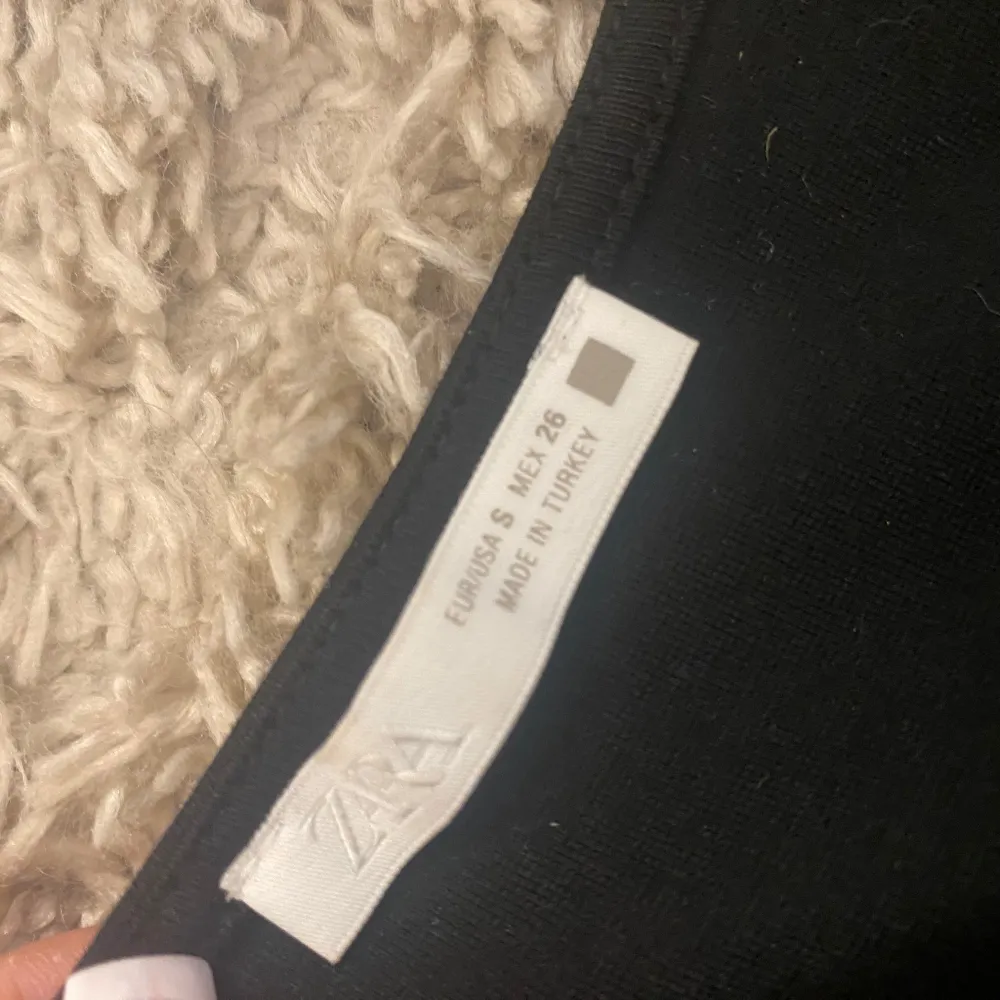 Snygg svart topp från Zara. Perfekt för en stilren look. 💕💕 använd 1 gång💕. Puserot.