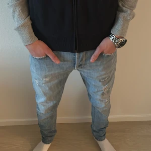 Dondup George | W34 - Ljusblåa dondup jeans med slitningar | Toppskick, utan några defekter | Om du undrar över något tveka då inte på att höra av dig | 🍾