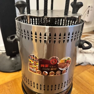 Elektrisk vertikal grill - Säljer en elektrisk vertikal grill i rostfritt stål med flera spett för grillning. Perfekt för att laga kött och grönsaker på ett enkelt sätt. Den har en avtagbar ytterhylsa och en justerbar temperaturkontroll. Idealisk för inomhusbruk och ger en jämn grillning. Nyköp ca 4900kr