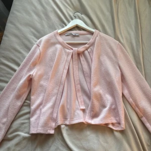 Ljusrosa kofta  - Lite nopprig därav priset 
