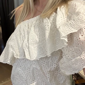 Vit Off-shoulder Blus - Så söt vit offshoulder blus från Y.A.S med vackra spetsdetaljer och volanger💞