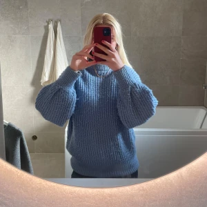 Blå stickad tröja - Säljer en mysig blå stickad tröja med puffiga ärmar💕