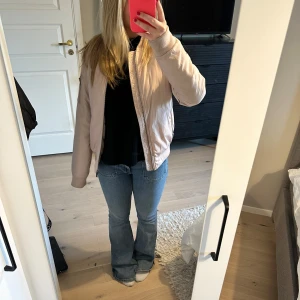 Rosa bomberjacka - Snygg rosa bomberjacka från lager 157 i bra skicka. Säljer pga att den inte kommer till användning längre.