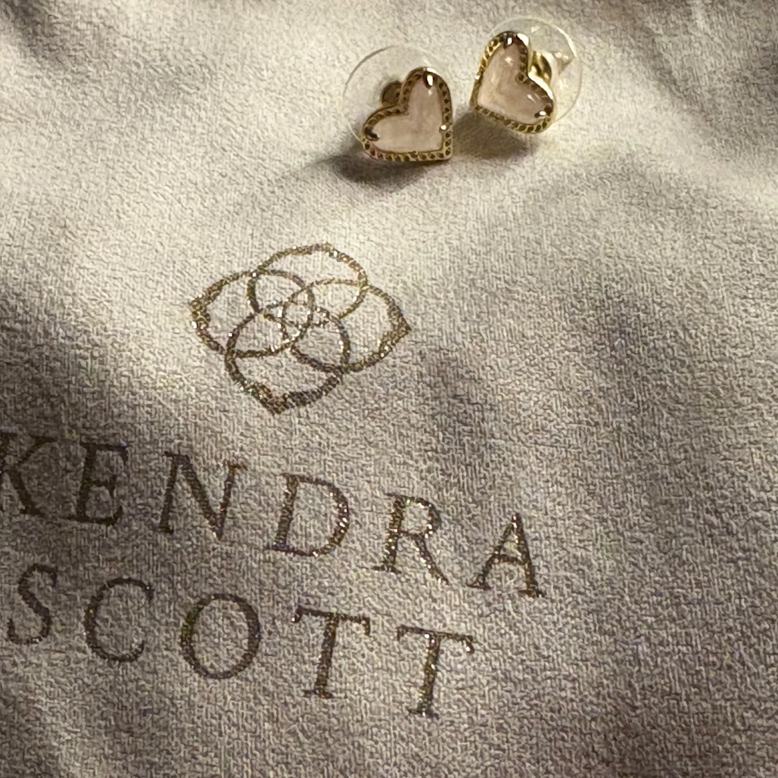 Hjärtformade örhängen och armband från Kendra Scott