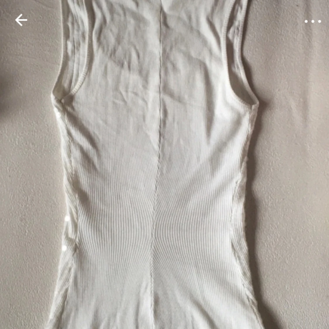 Vit ribbad topp med paljetter - 1