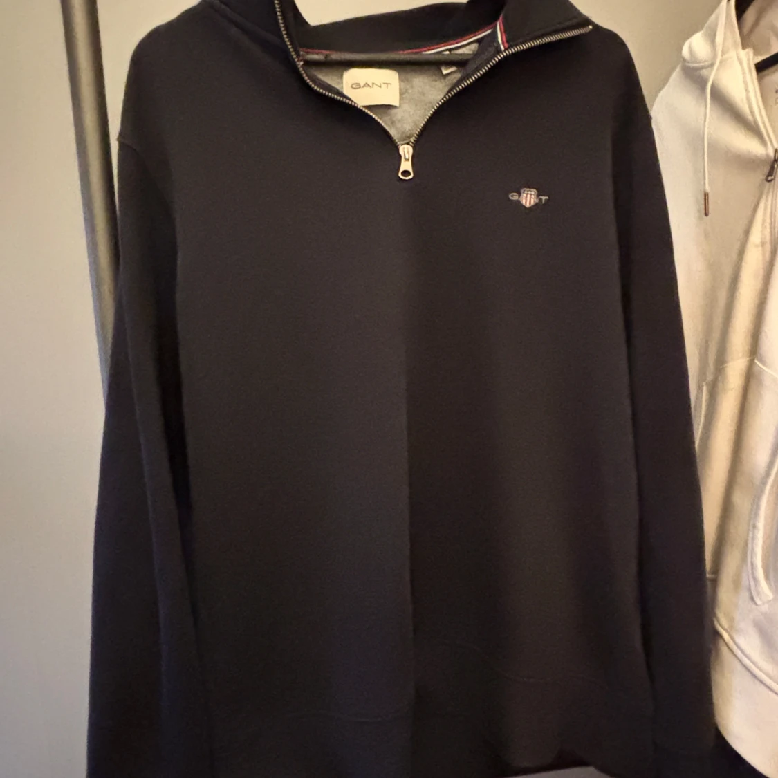 Svart tröja med dragkedja från GANT