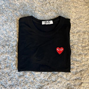 T-shirt från Comme des garçons - Snygg svart t-shirt från Comme de garçons, använd fåtal gångar och passar väldigt bra nu till våren/sommaren🌟