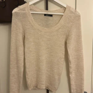 Beige stickad tröja från Gina Tricot - Säljer en mysig beige stickad tröja från Gina Tricot. Tröjan har en rund halsringning och långa ärmar, perfekt för kyligare dagar. Den är enkel och stilren, vilket gör den lätt att matcha med olika outfits.