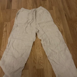 linnebyxor - Fina linnebyxor men tyvärr ett hål mellan benen, lätt att sy ihop