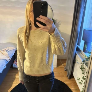Beige stickad tröja från Object - Skickad tröja från Object, Är i storlek XS men passar mig som använder S. Bra skick 