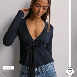 Svart omlottopp med knytband - Populär tröja från Nelly, använd ca 2 ggr skriv för Egan bilder💞