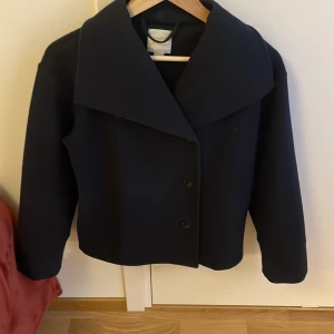 Mörkblå kappa - Supersnygg jacka nu till våren! Den är ifrån Gina i storlek 158/164 som motsvarar xs ungefär💗 kan gå ner i pris vid snabb affär🥰