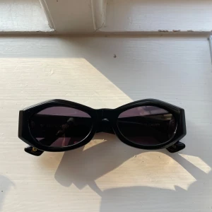 Corlin solglasögon - Helt nya jätte fina svarta corlin solglasögon, aldrig använda då jag inte gillar dom. Man får med glasögon fodral och en box till dom. Corlins glasögon går att ändra med hjälp av varmt vatten så att dom passar din huvud storlek. Nypris 1300 mitt pris 799.💗