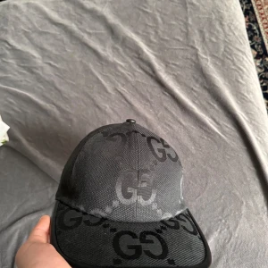 HELT NY Gucci Jumbo keps  - Hej! Säljer nu min jättefina Gucci jumbo keps i perfekt skick. Kepsen är använd någon enstaka gång, men väl omhändertagen! Vid övriga frågor, hör gärna av dig!