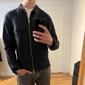 J.Lindeberg Overshirt - mörkblå  - Säljer denna sjukt snygga Overshirten från J.Lindeberg⭐️ Färgen är mörkblå och storleken är L⭐️Jackan har inga defekter och skicket är utomordentligt🙌🤝 Sjukt najs passform och material också⭐️🙌 Tveka inte på att höra av er dig vid minsta fråga eller fundering😊