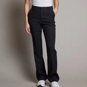 Bikbok kostymbyxor - Trendiga kostymbyxor från bikbok i modellen Vilma ❤️