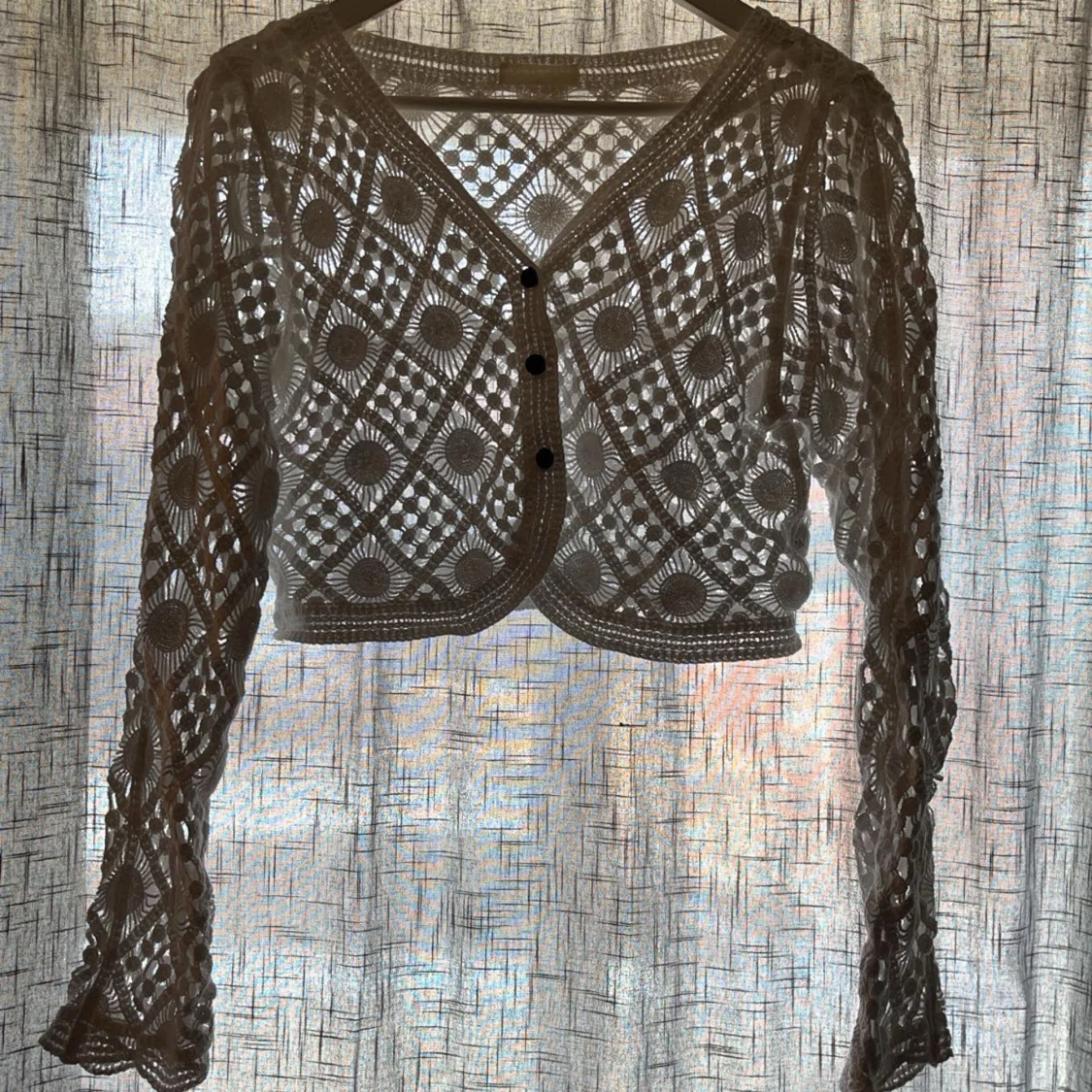 Vit spetskofta med knappar - 1