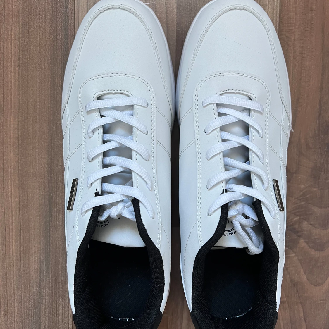 Helt nya vita sneakers med svarta detaljer - 2