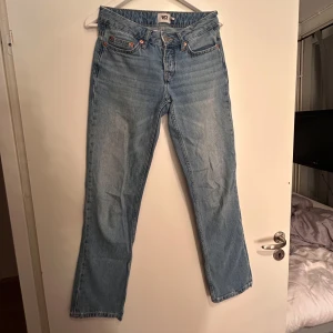 Blå jeans från 157 - Snygga blå jeans från 157 med klassisk femficksdesign och knappgylf. Perfekta för en avslappnad stil. De har en rak passform och låg midja, är tillverkade i ett slitstarkt denimtyg.💖skriv till mig om det är något🌟köparen står ev.frakten