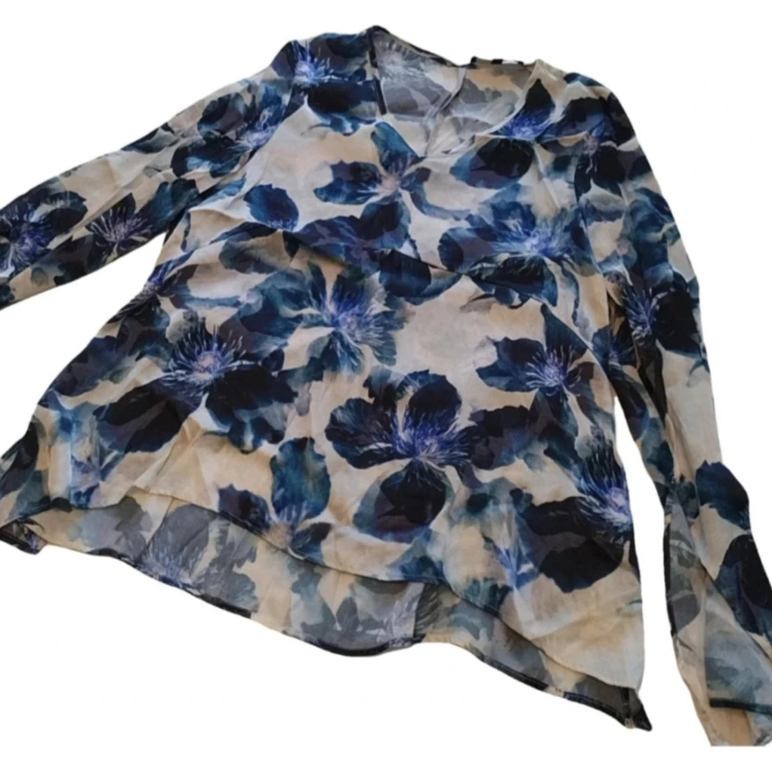 Blommig blus från Modes Stockholm i SIDEN.  - 2