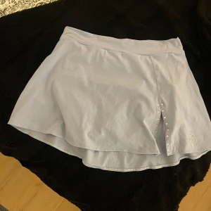 Ljusblå konståknings kjol från Sagester - Säljer en ljsblå konståknings kjol från Sagester, anvnd ca 4 månader, nytvättad! Strorlek är XL men mostavar en vanlig M då storlekarna på konståknings kläder är väldigt små