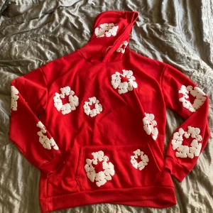 Denim Tears Hoodie - Röd Denim Tears Hoodie helt oanvänd 10/10 skick, priset kan diskuteras skriv om du har frågor