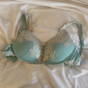 Spets Bh - Säljer en superfin Bh från Intimissimi som tyvärr inte passar mig. Den har inga defekter! Lappen är bortklippt men skulle tippa på att storleken är 75-80B
