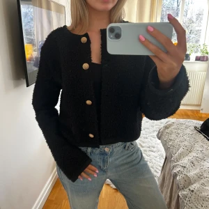 Vår jacka - Superfin tunn jacka från Gina Tricot som tyvärr inte används! Den är i bra skick och perfekt nu till våren🥰 Skriv privat om du har prisförslag eller andra frågor💗🌟