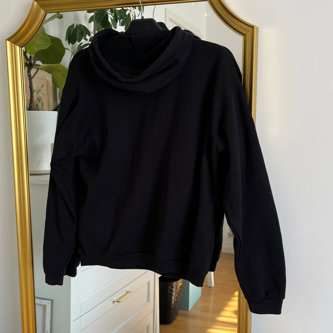 Svart hoodie med tryck från B&C Collection - 4