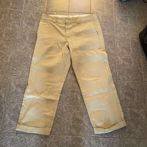 Beige byxor från Dickies - Säljer ett par stilrena beige byxor från Dickies i modellen Slim Straight. Byxorna är knappt använda så dom är i riktigt bra skick.