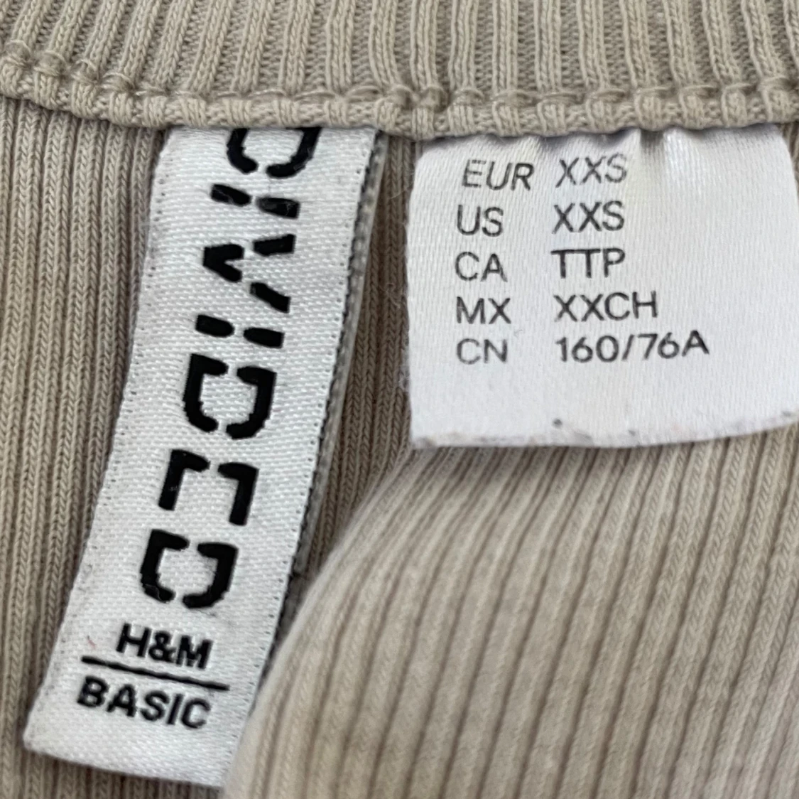 Beige ribbad linnetopp från H&M - 1