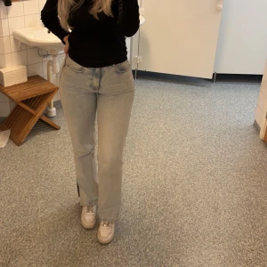 Jeans med slitt  - Har varit mina favorit jeans så de är mycket använda, men fortfarande i okej skick 💕
