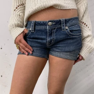 Jeansshorts från Miss Me - Snygga jeansshorts från Miss Me med broderade bakfickor och dekorativa detaljer. ‼️trotts storlek passar den även 28-29‼️